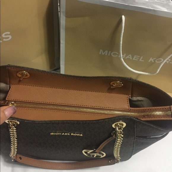 Michael Kors sold - Picture 3 of 7